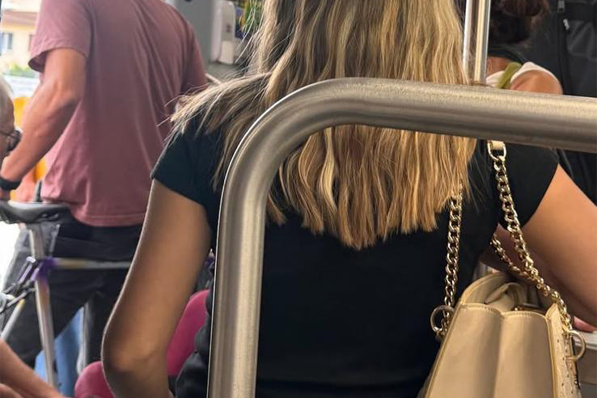 Ladispoli – Treni Civitavecchia-Roma presi d’assalto da turisti pieni di valigie, pendolari esasperati