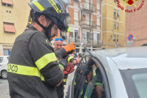 Civitavecchia – Bimbo di 5 anni rimane chiuso in auto: intervento provvidenziale dei Vigili del fuoco (FOTO)