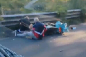 Vetralla – Grave incidente sull’Aurelia bis, scooter vola contro il guardrail (FOTO)