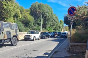 Civitavecchia – Lavori su condotta e parcheggio Tribunale recintato: traffico in tilt su via Terme di Traiano (FOTO)
