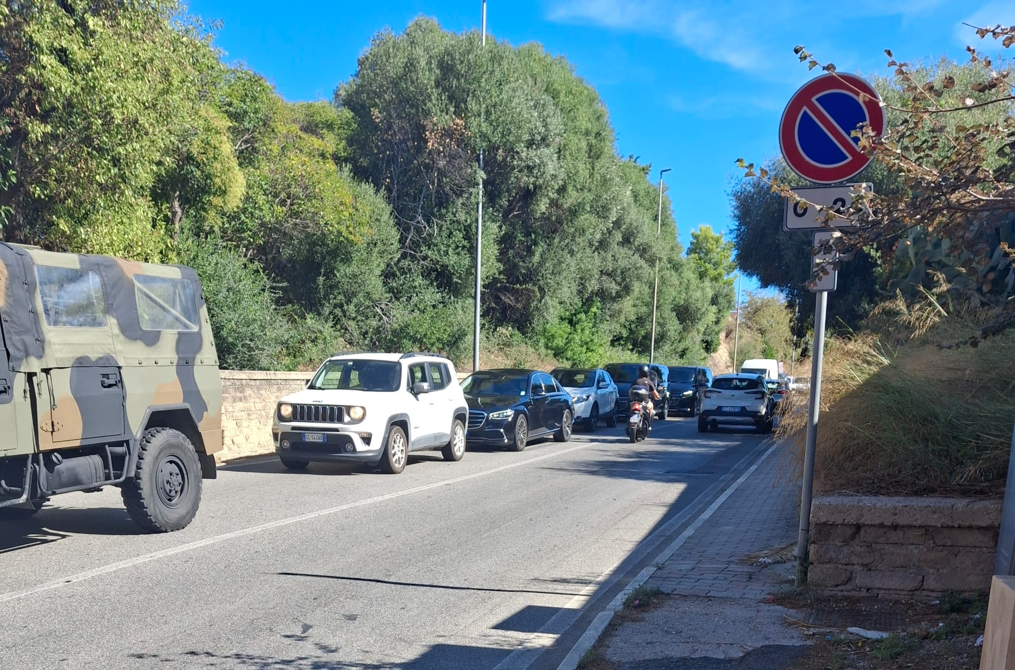 Civitavecchia – Lavori su condotta e parcheggio Tribunale recintato: traffico in tilt su via Terme di Traiano (FOTO)