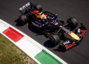 F1, pazza Baku: Piastri ancora a muro, Verstappen vince e riapre il Mondiale. Ferrari lontanissime