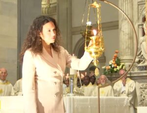 Antonella Sberna accende la Lampada della Santa Casa di Loreto