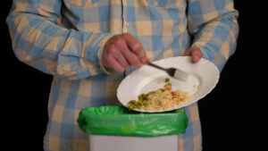 Spreco alimentare, l’Ue fissa obiettivi vincolanti entro il 2030