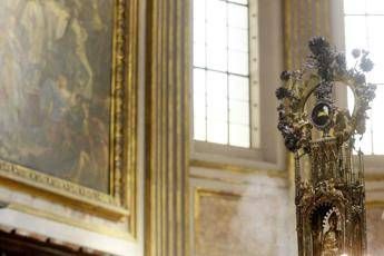 Si ripete il miracolo di San Gennaro, alle 10.07 liquefatto il sangue