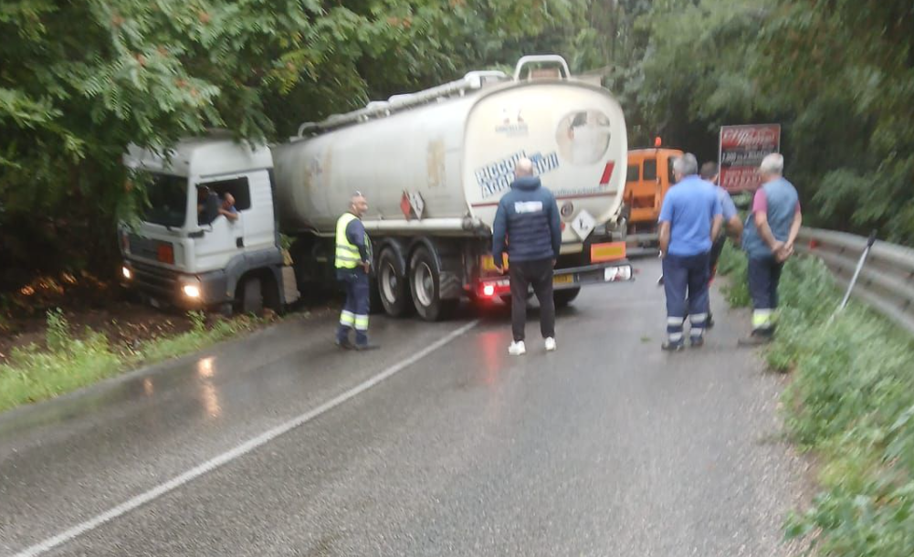 Capranica – Autocisterna esce di strada sulla Cassia: traffico paralizzato