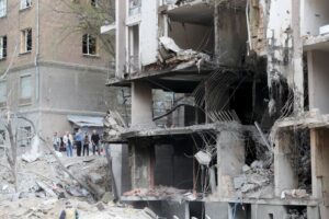 Ucraina, attacco russo nella notte, almeno quattro morti. Allarme in Polonia