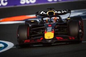 F1, folle Baku – Incidenti e bandiere rosse record, strepitosa pole Verstappen