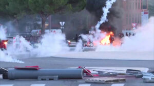 “Bloquons tout”, Francia nel caos. Centinaia di fermi. Le immagini