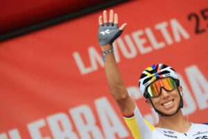 Bernal vince 16^ tappa della Vuelta, neutralizzazione ai -8 Km