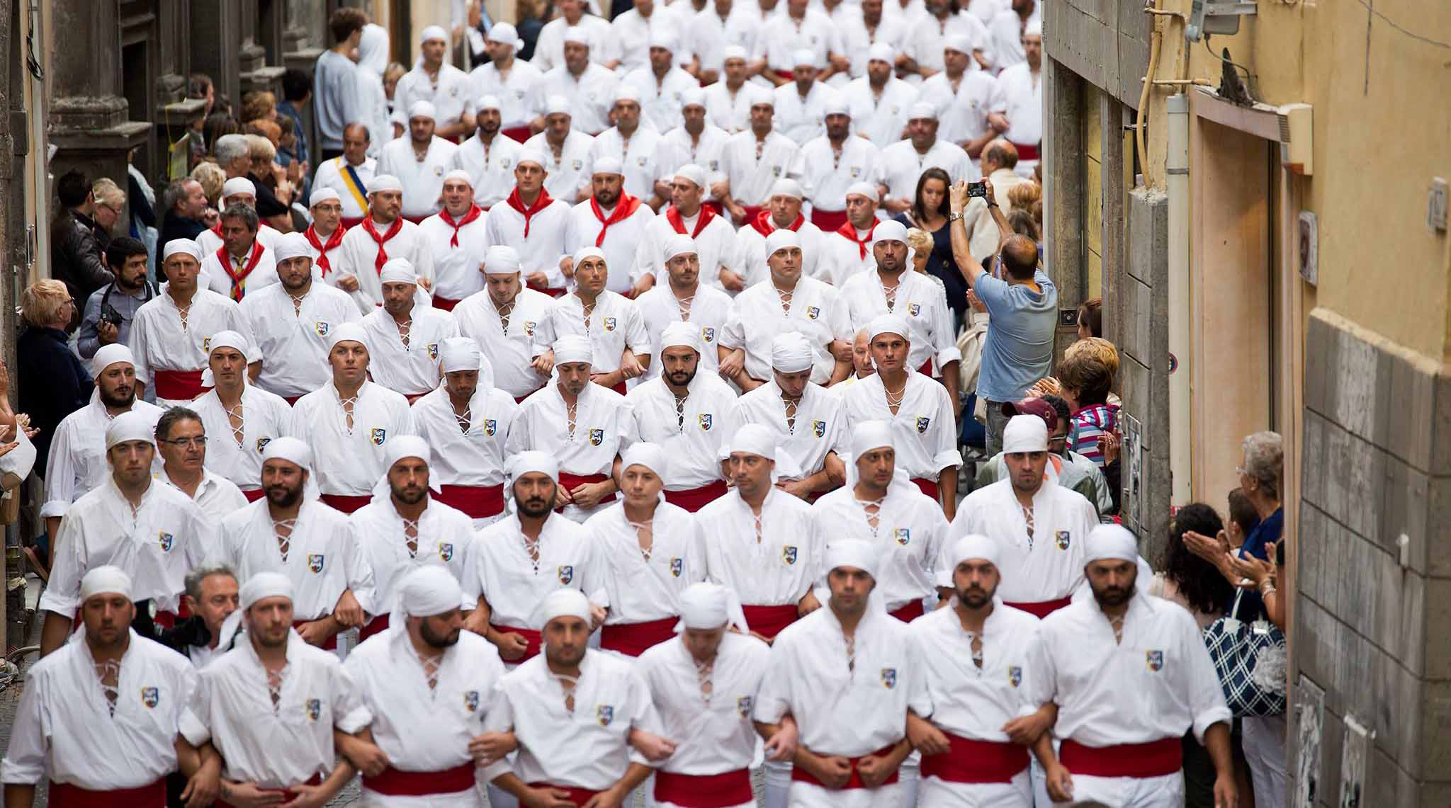 Viterbo – Mecarini parla ai “suoi” Facchini: “Leoni di Viterbo, accanto a voi cammina la città intera”