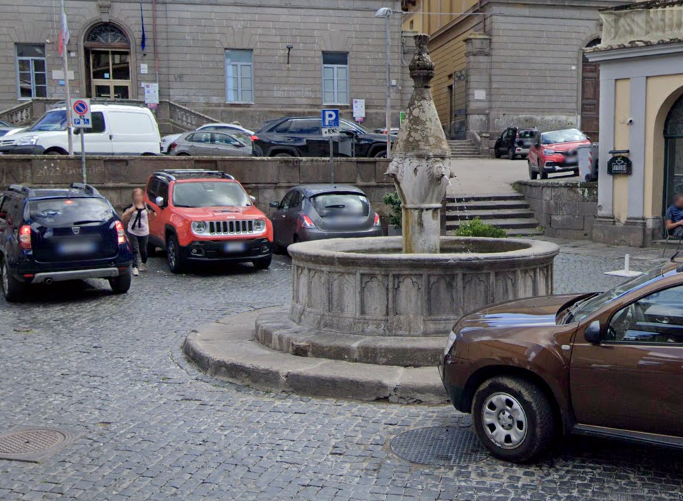 Viterbo – Fontana di Piazza Dante inaugurata e subito danneggiata. Floris: “Siamo subito dovuti intervenire nuovamente”