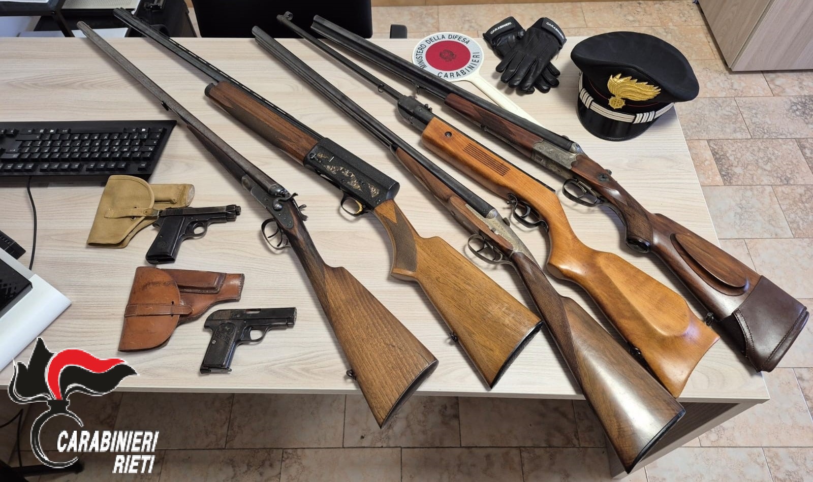 Denunciato dalla figlia per minacce, i carabinieri lo trovano con armi da guerra e fucili in casa