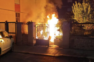 Civitavecchia – Incendio nella notte in via Michelangelo Buonarroti, evacuati due interi palazzi