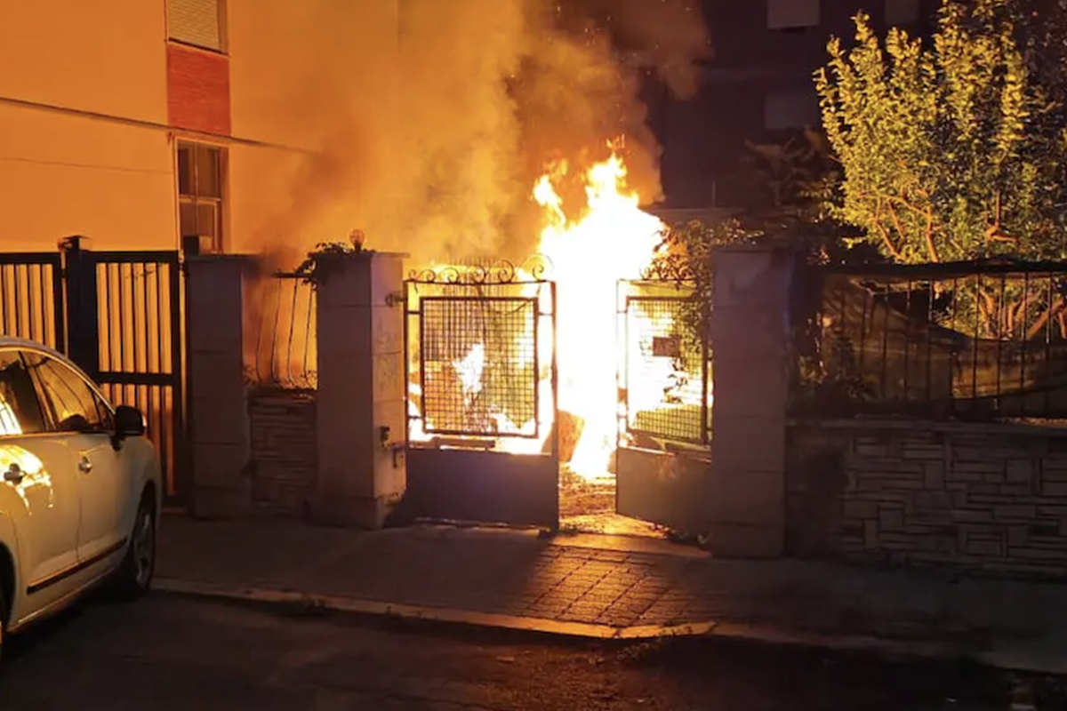 Civitavecchia – Incendio nella notte in via Michelangelo Buonarroti, evacuati due interi palazzi