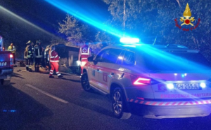 Paura sull’Aurelia – Perdono il controllo dell’auto e si ribaltano, estratti dalle lamiere dai pompieri