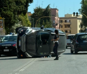 Civitavecchia – Auto cappotta sulla Strada Mediana, traffico in tilt e passati attoniti