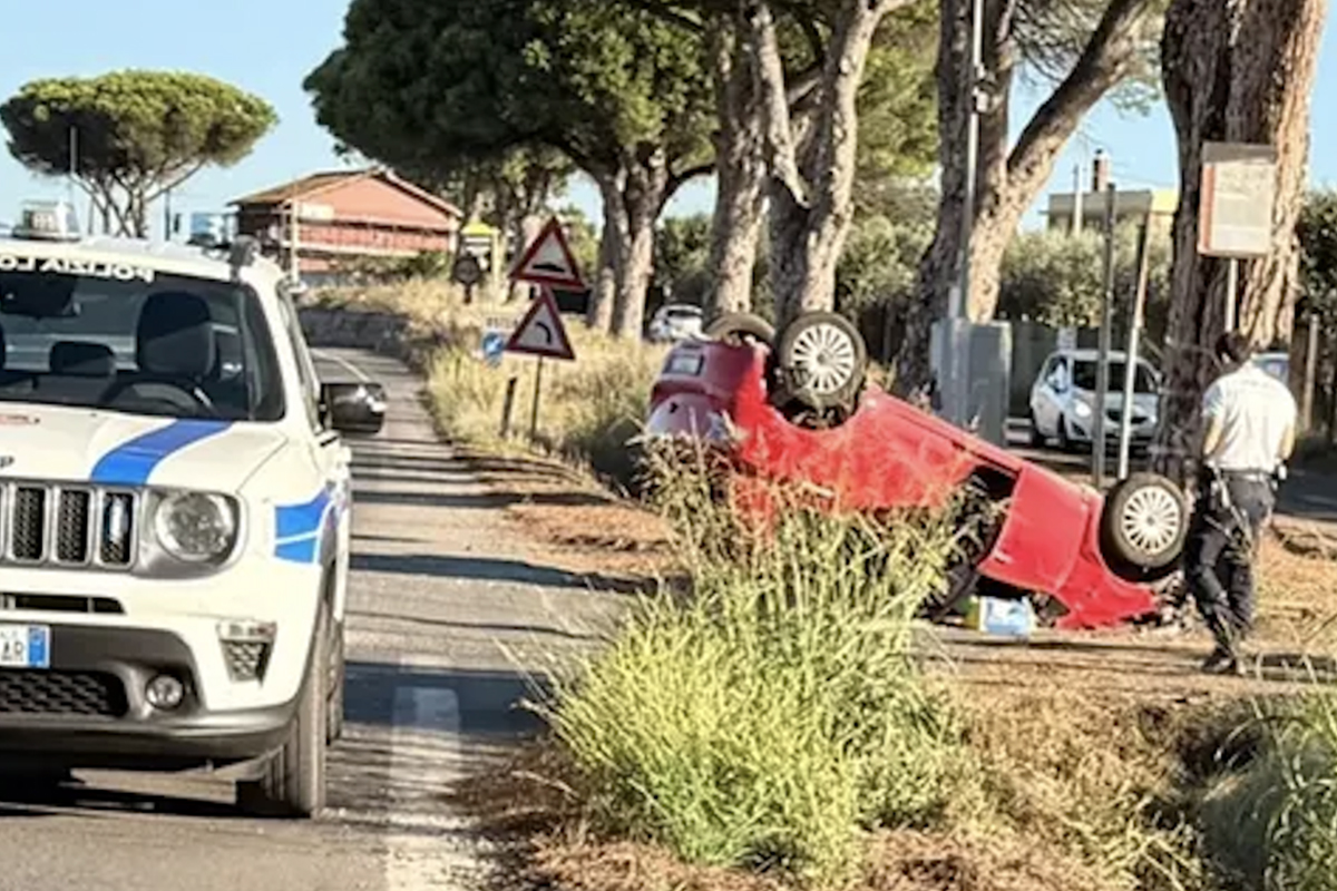 Ladispoli – Tragedia sfiorata sull’Aurelia: auto con due 20enni a bordo cappotta su un incrocio