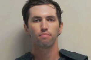 Arrestato il killer di Charlie Kirk, è un 22enne: sulle pallottole sparate la scritta “Bella Ciao”