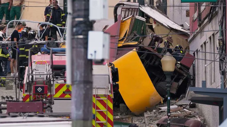 Tragedia a Lisbona: deraglia la funicolare Elevador da Glória, almeno 17 morti (VIDEO)
