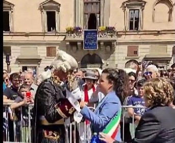 Viterbo, la sindaca Frontini consegna la Mazza del Maggiordomo dei Priori ai dignitari del 1700 del Corteo Storico