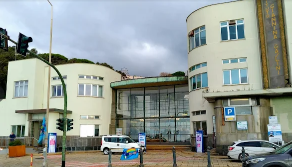 Bimbo cade da finestra scuola a Genova, in Rianimazione