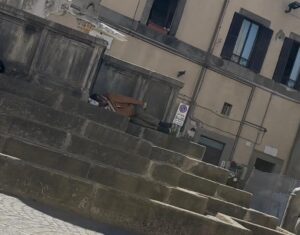 Viterbo – Pennichella sui gradini di Fontana Grande, in barba al divieto di bivacco