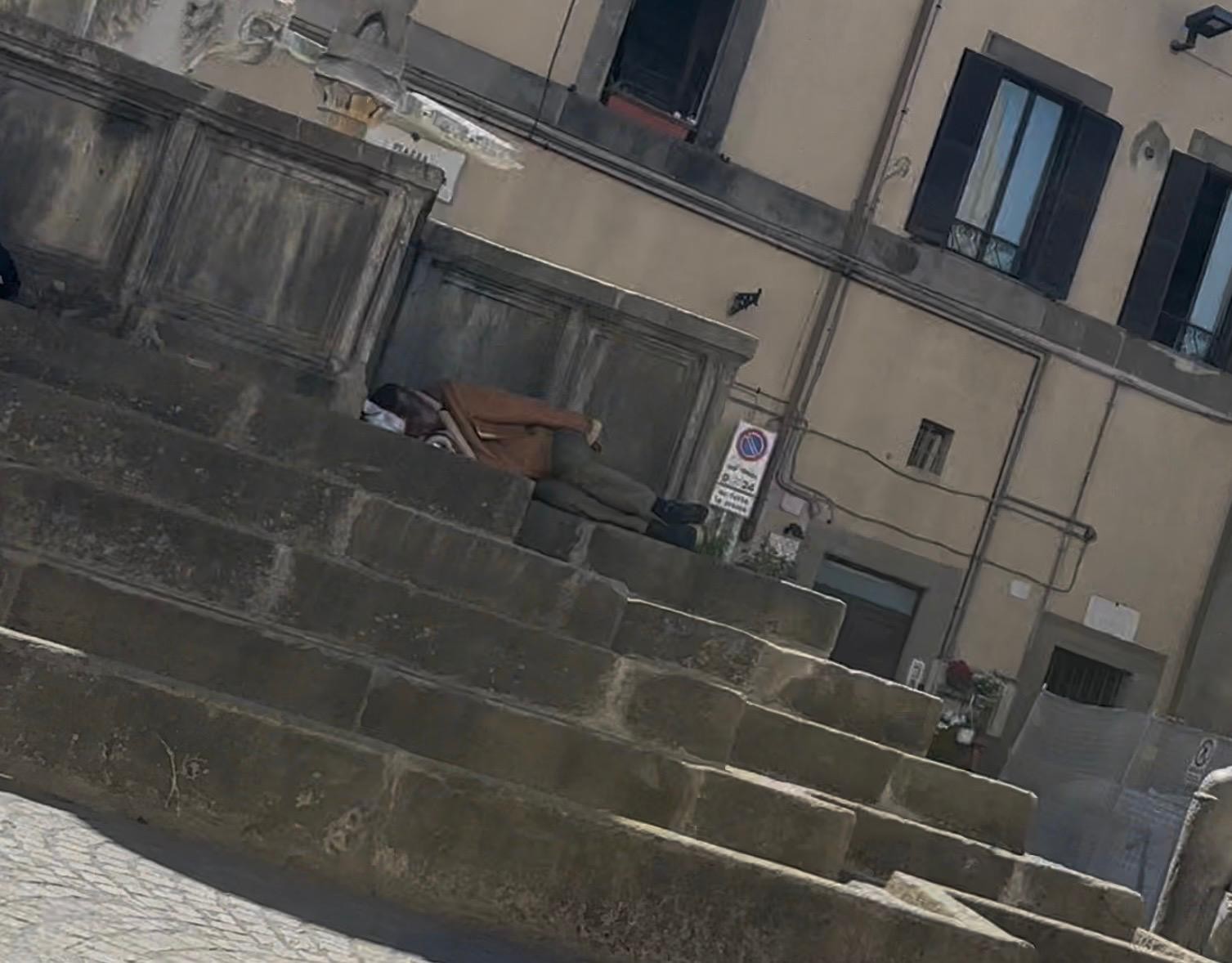 Viterbo – Pennichella sui gradini di Fontana Grande, in barba al divieto di bivacco