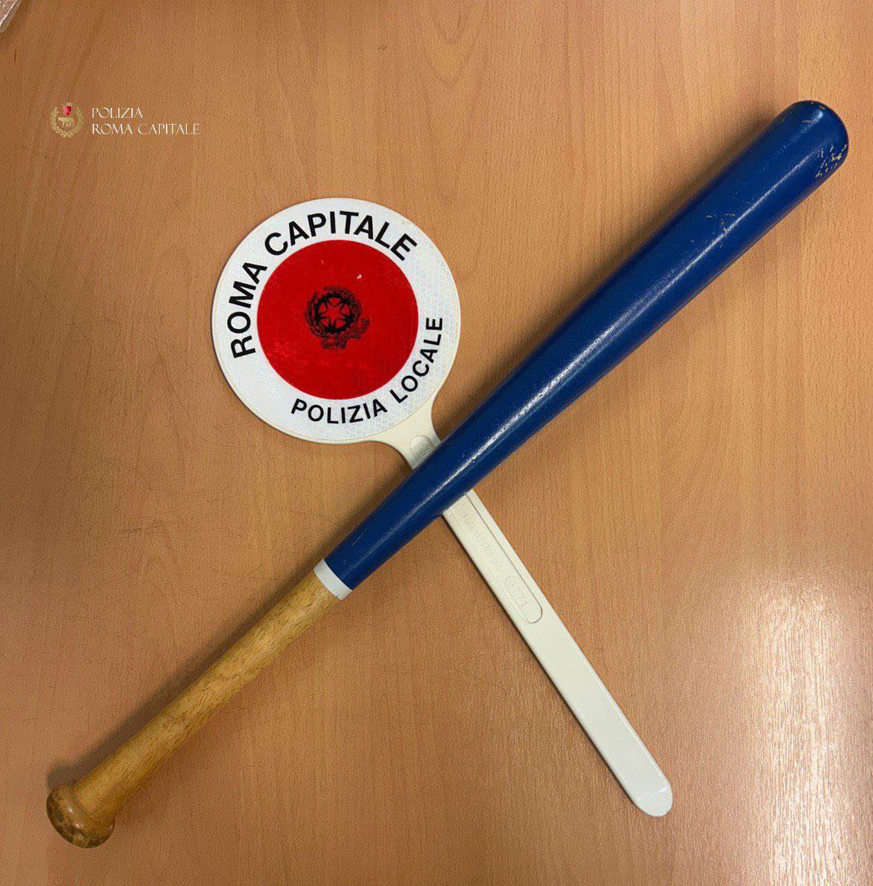 Lite stradale a Trastevere, automobilista armato di mazza da baseball bloccato dalla polizia locale