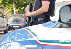 Roma – Straniero ucciso a coltellate in strada dopo lite con la compagna: arrestato il presunto aggressore