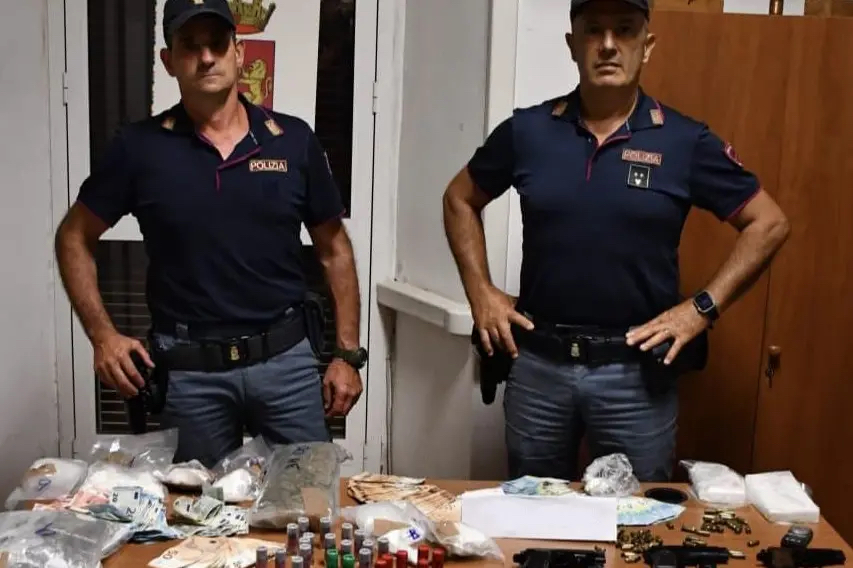 Civitavecchia – Blitz in via Leopoli, arrestati due civitavecchiesi: in casa 2 chili di droga, fucili e 11mila euro