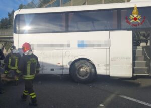 Bolsena – Incidente sulla Cassia, bus pieno di turisti finisce contro un muro