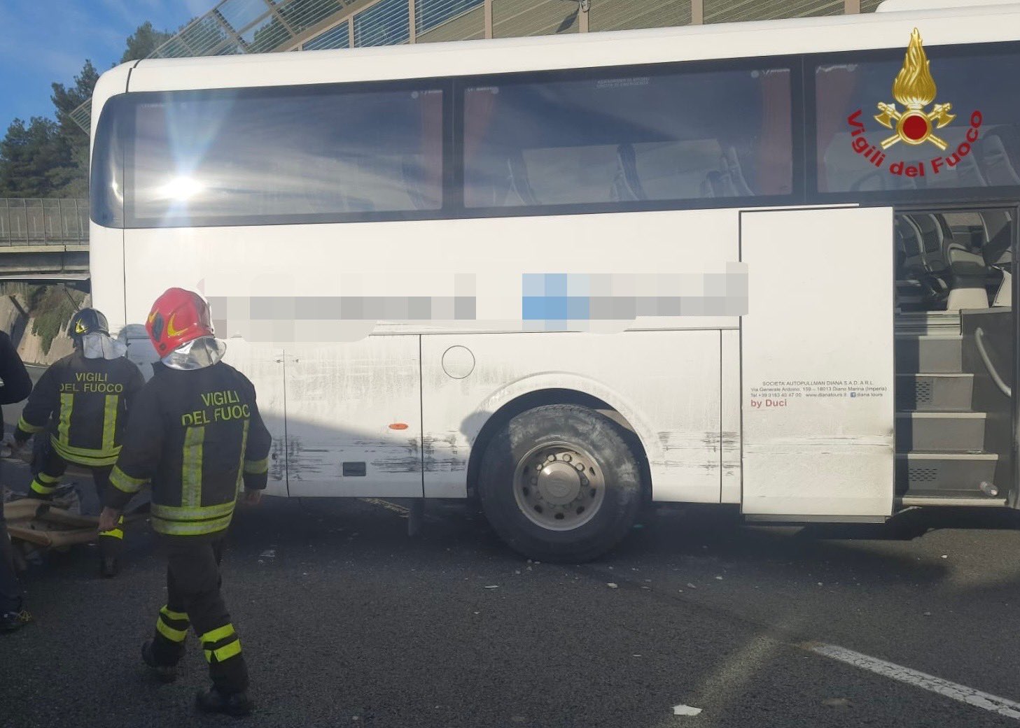 Bolsena – Incidente sulla Cassia, bus pieno di turisti finisce contro un muro