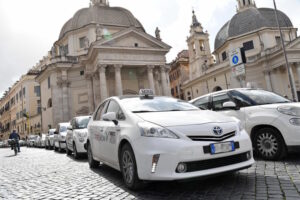 Roma – Controlli a tappeto su taxi e Ncc: elevate 900 sanzioni