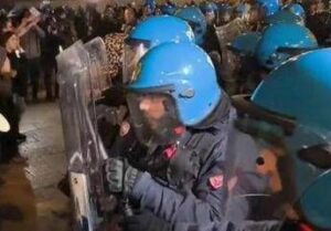 Udine, attimi d’inferno – Petardi, idranti e sassaiola: scontri tra manifestanti e Polizia. 20 arresti e tre feriti, giornalista in ospedale