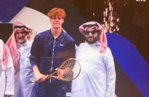 Sinner Re d’Arabia – Stavolta demolito Alcaraz, rivincita d’oro, fiocca pure il Six King Slam 2025