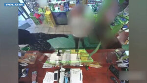 Rapine aggravate in esercizi commerciali, 2 arresti a Torino