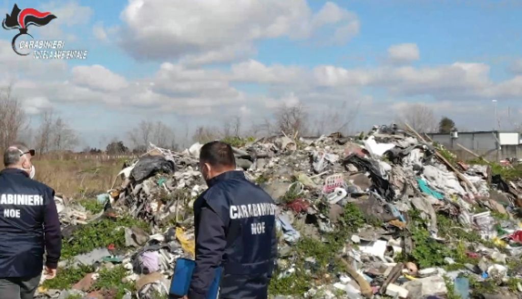 Rifiuti pericolosi, Carabinieri Noe sequestrano discarica abusiva di 1000 mq