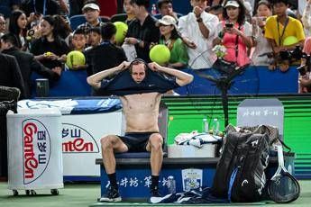 Masters 1000 Shanghai – Sinner, è già finita: crampi e ritiro