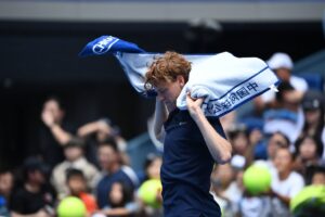 Crampi per Sinner a Shanghai: si ritira al 3° contro Griekspoor