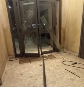 Ostia – Esplode bomba carta in androne palazzo ai lotti