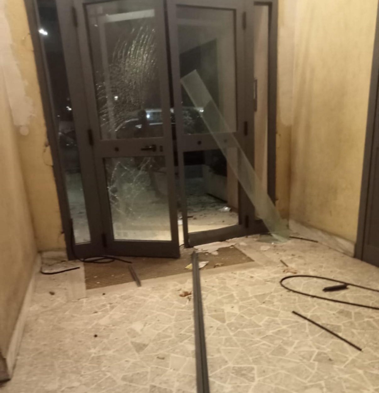 Ostia – Esplode bomba carta in androne palazzo ai lotti