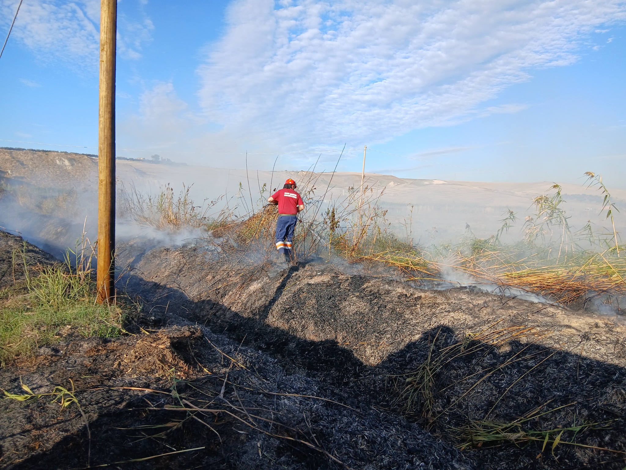 Tarquinia – Incendio di sterpaglie a Montericcio, intervento tempestivo dei volontari AEOPC (FOTO)