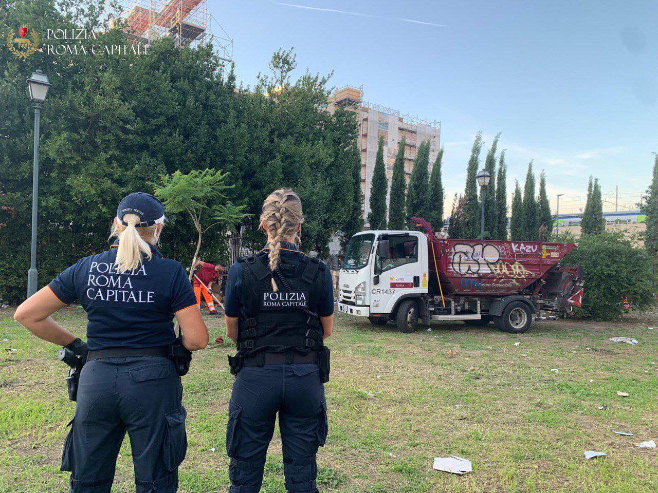 Roma – Esquilino: operazione pulizia e bonifica in piazza Guglielmo Pepe, rimossi oltre 30 metri cubi di rifiuti