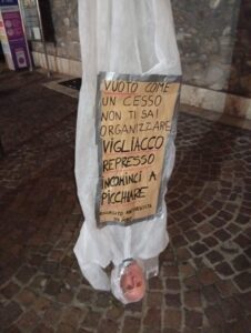 Fantoccio con il volto di Bandecchi appeso a testa in giù. “Voi di sinistra scemi come la me…da”, la sua replica (VIDEO)