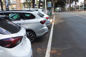 Tarquinia – Viale Porto Clementino, lavori a metà: auto parcheggiate sulla ciclabile e cittadini imbestialiti (FOTO)