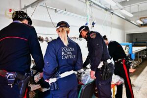Roma: operazione contro caporalato, tre arresti, sigilli a una sartoria di Torpignattara