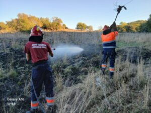 Vetralla – Incendio in un campo di sterpaglie: Vigili del fuoco al lavoro a Pian delle Crete