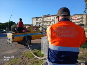 Incendio a Monte Romano, in fiamme boschetto e sterpaglie (FOTO)