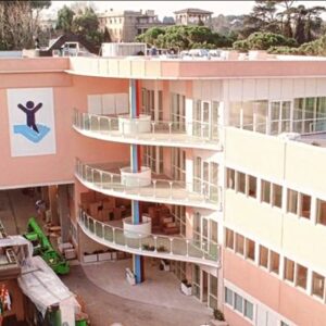 Bimbo precipitato dal balcone: scatta la gara di solidarietà per i familiari tra gli abitanti del quartiere